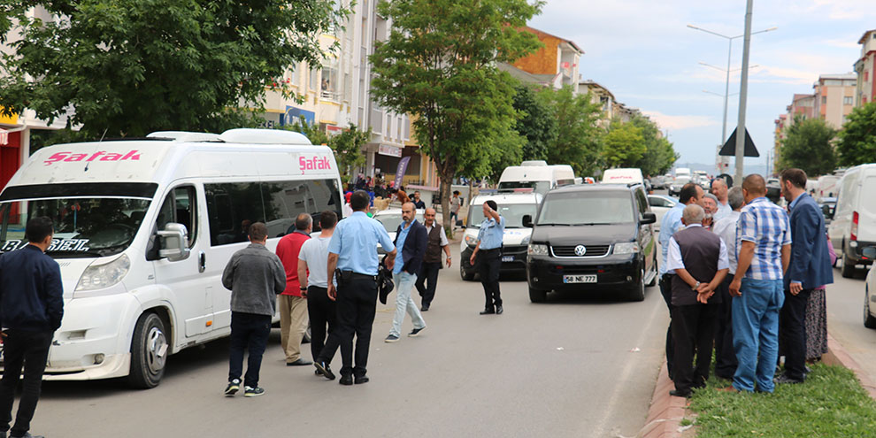 Minibüsün çarptığı çocuk metrelerce sürüklendi