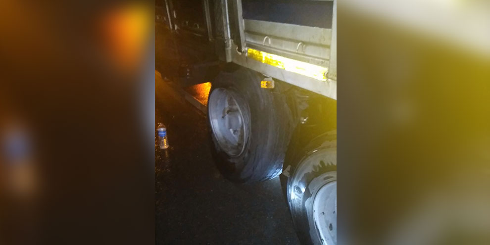 Seyir halindeki kamyonun lastikleri alev aldı