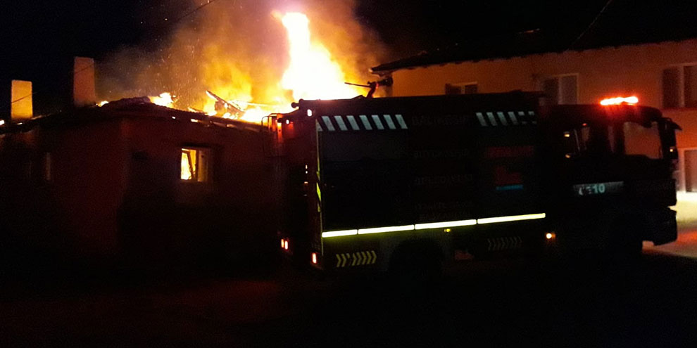 Yangın geceyi aydınlattı