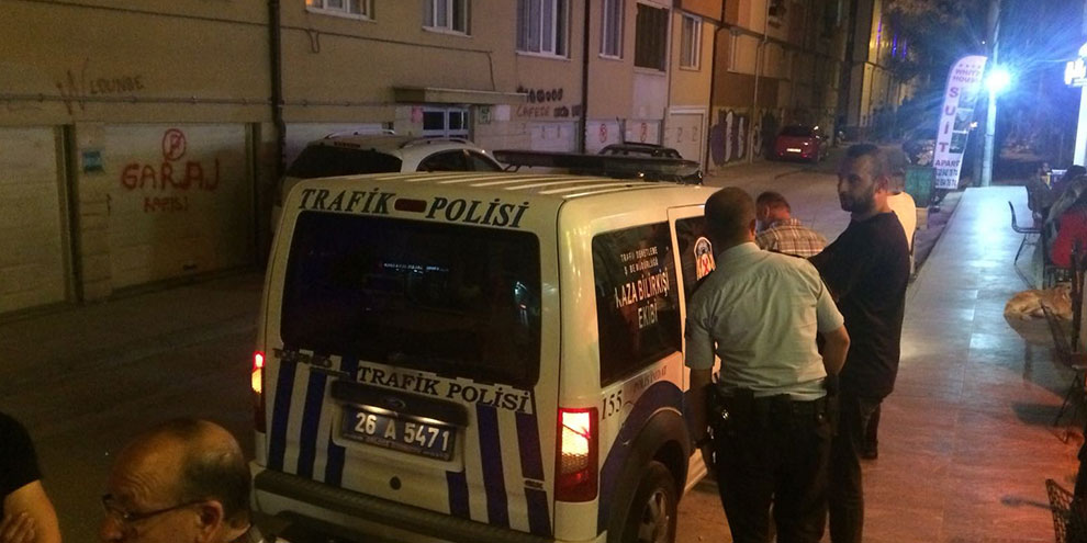 İki aracın arasına sıkışan kadın ölümden döndü