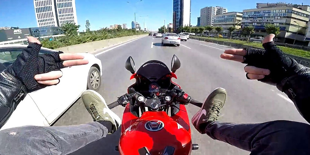 E-5 Karayolunda ayaklarıyla motosiklet süren maganda yakalandı