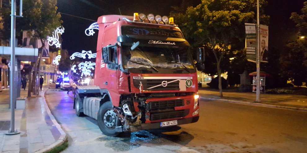 Tır sürücüsü, 3 otomobil ve 1 kamyona çarptı vatandaşlar deprem zannetti