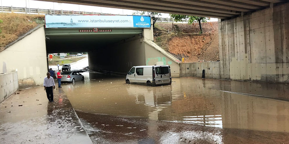 Alt geçitte su baskını: 1 araç mahsur kaldı