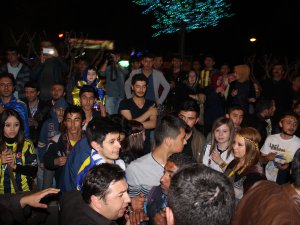 FENERBAHÇE GALİBİYETİ SOKAĞA TAŞTI