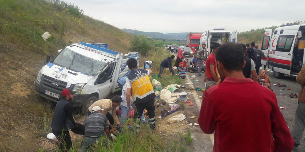 Tarım işçilerini taşıyan kamyonet kaza yaptı...2 ölü 41 yaralı
