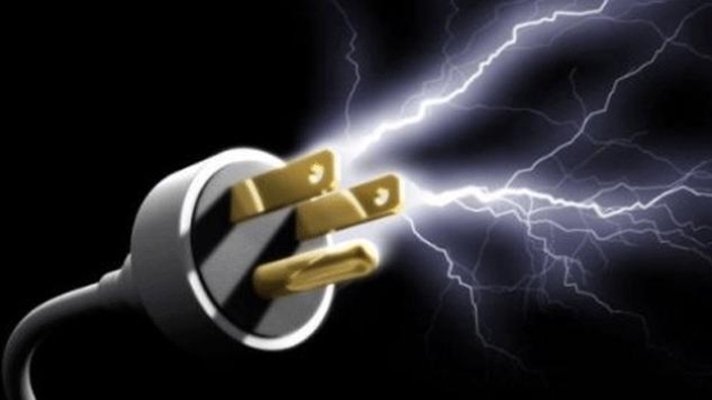 BALKONDA ELEKTRİK AKIMINA KAPILARAK ÖLDÜ