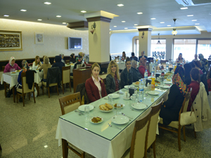 DULKADİROĞLU’NUN ÇİÇEKLERİ ÖĞLE YEMEĞİNDE BİR ARAYA GELDİ