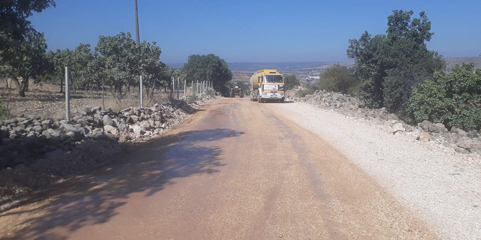 Eğrice yoluna filler serimi