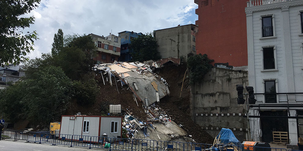 Çökme tehlikesine rağmen vatandaşlar canını hiçe saydı