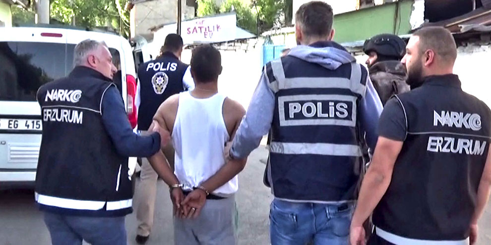 Fanila ve çıplak ayakla kaçan uyuşturucu satıcısı drone takibiyle yakalandı