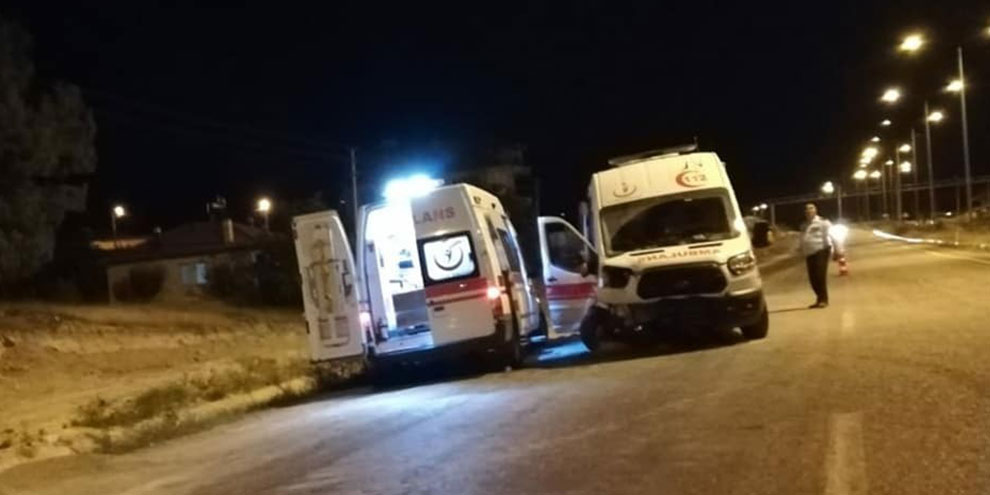 Önce motosikletli, sonra ambulans kaza yaptı