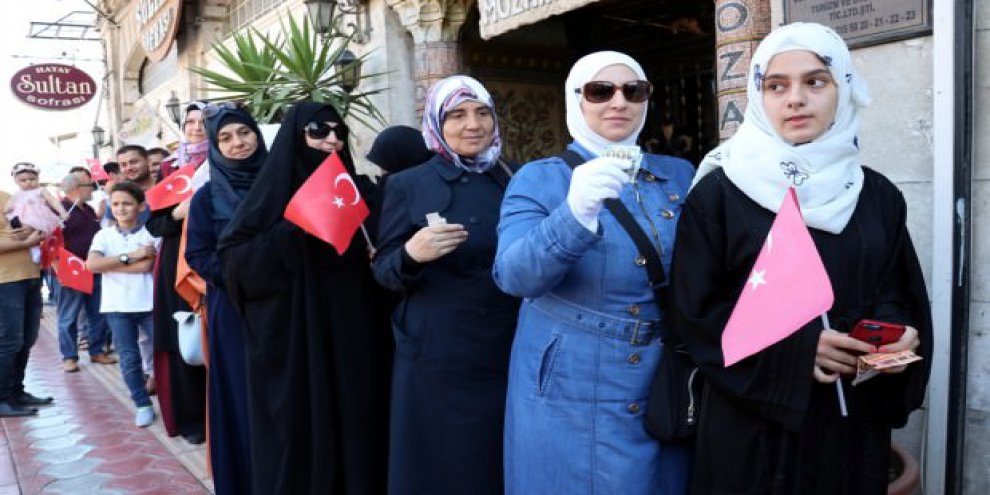 Kuyruğun sonu görünmüyor! Bayraklarla geldiler