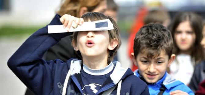 GÜNEŞ TUTULMASI YOĞUN BULUTA RAĞMEN İZLENDİ