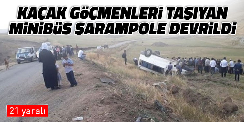 Göçmenleri taşıyan minibüs şarampole devrildi: 21 yaralı