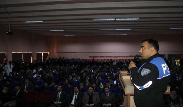 POLİS ÖĞRENCİLERE SUÇTAN KORUNMAYI ANLATTI