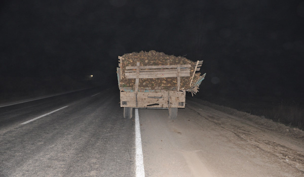 TIR, PANCAR YÜKLÜ TRAKTÖRE ÇARPTI