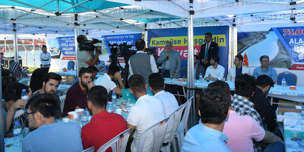 Mahçiçek Kampüse Hoş Geldin kahvaltısında öğrencilerle buluştu