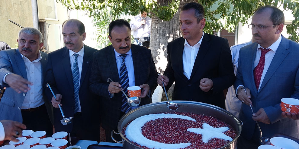 Kız İmam Hatip’te 3 bin kişilik aşure