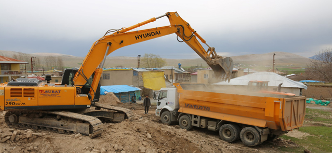 ERÇENE MAHALLESİNDE HAREBE YAPILAR YIKILARAK MAHALLEYE KAZANDIRILIYOR