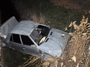 OTOMOBİL SULAMA KANALINA DÜŞTÜ