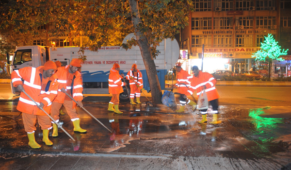 CADDE VE KALDIRIMLARA GECE TEMİZLİĞİ