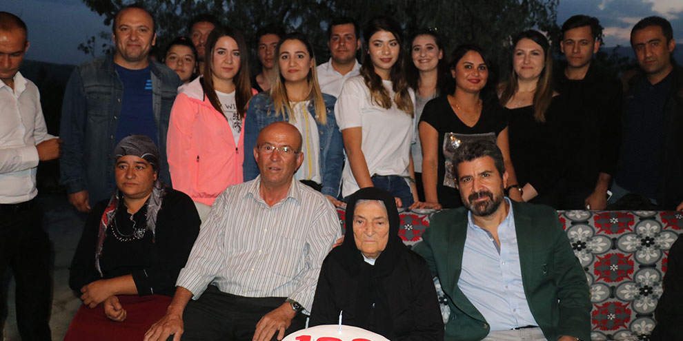 10 yıl önce ameliyat ettiği hastasına 100. yaşında doğum günü sürprizi yaptı