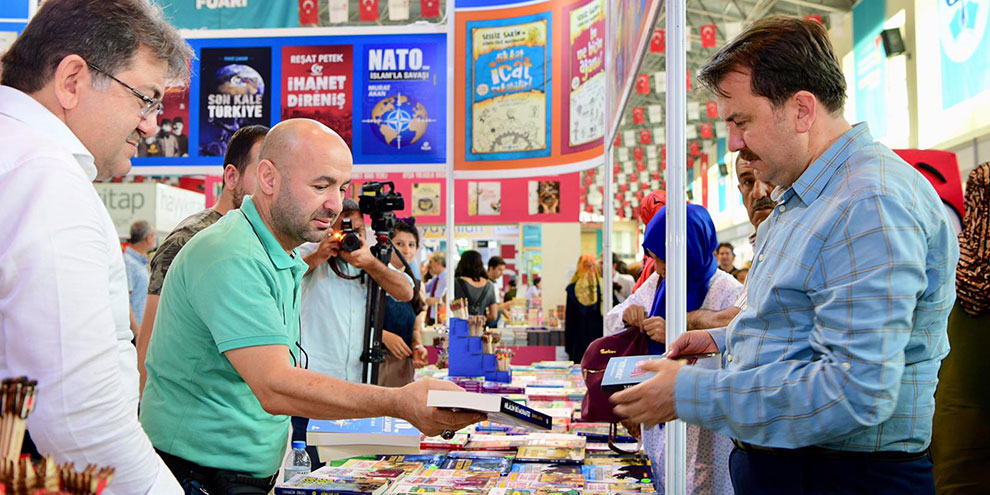 Başkan Erkoç Kitap fuarında ilgi odağı oldu