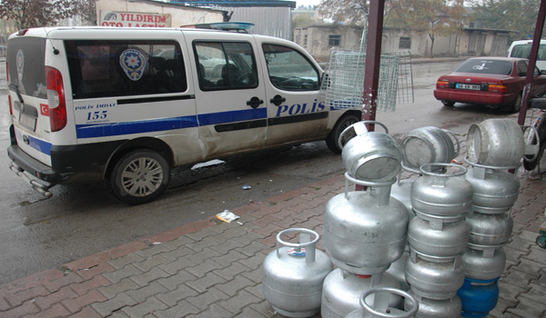 HIRSIZLAR MUTFAK TÜPÜ YÜKLÜ KAMYONETİ ÇALDI