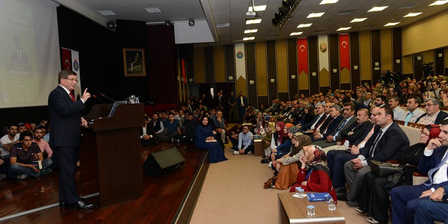 Eski Başbakan Davutoğlu, KSÜ’de Gençlerle Bir Araya Geldi