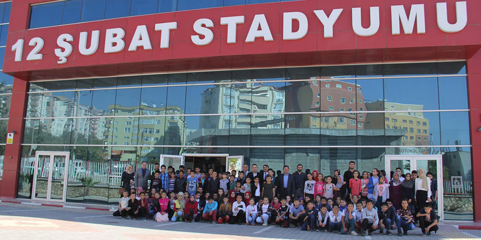 100 Ortaokul öğrencisi 12 Şubat stadını ziyaret ettiler