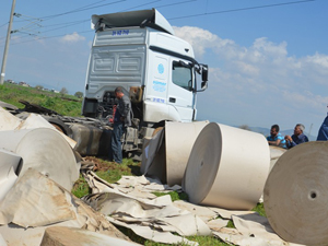 KAĞIT YÜKLÜ TIR YOLDAN ÇIKTI