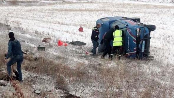Askeri araç devrildi: Yaralı askerler var