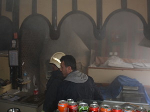 KAHVALTI SALONUNDA YANGIN PANİĞİ