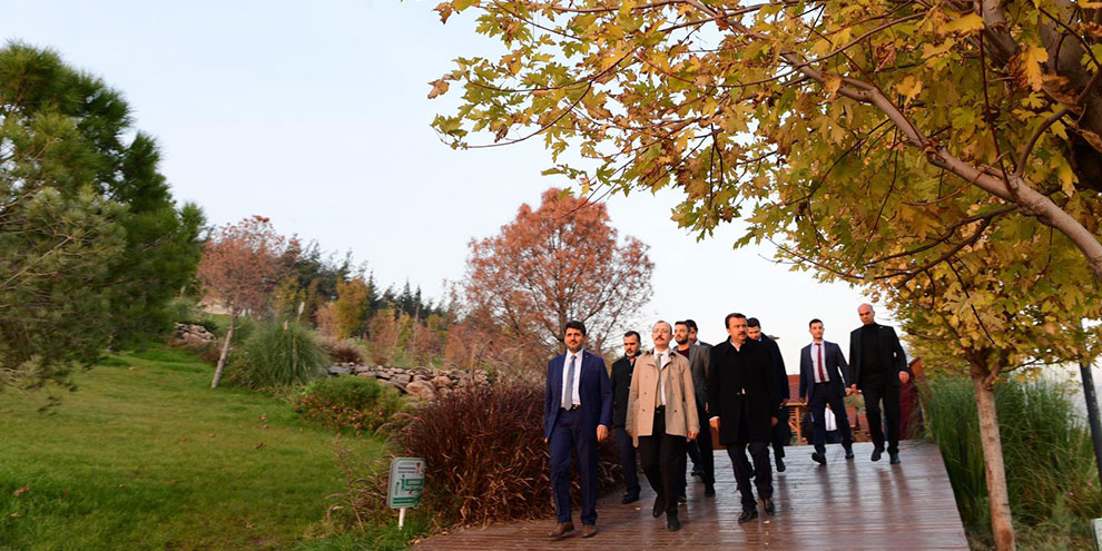 Başkan Erkoç hizmetleri gezdirdi