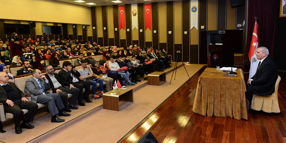 Yazar Mustafa Topcuoğlu, KSÜ’de söyleşi gerçekleştirdi