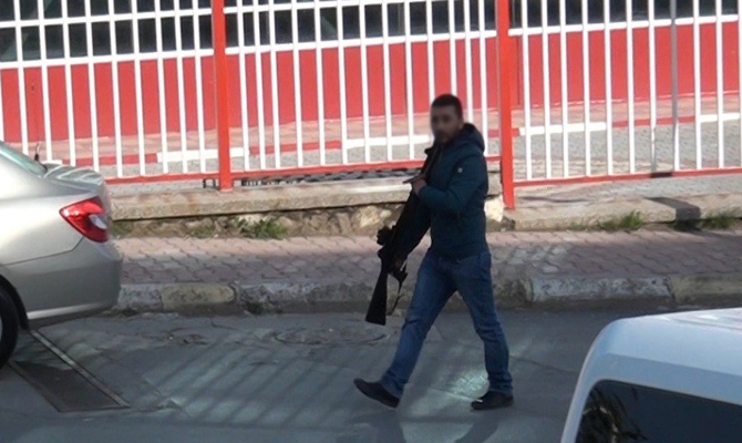 KIZ KARDEŞİNE KIZINCA AV TÜFEĞİNE SARILAN GENÇ GÖZALTINA ALINDI