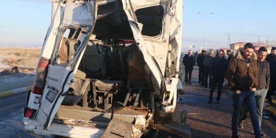 Servis minibüsü ve servis otobüsü çarpıştı