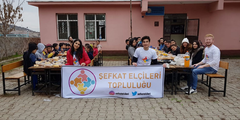 Bir okulu daha şefkatli eller sardı