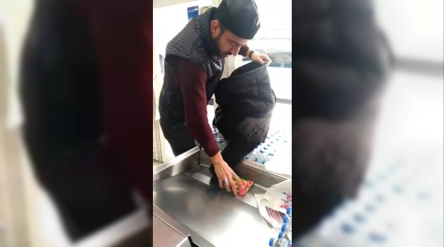 Paralı poşeti protesto etti! Bakın ne yaptı