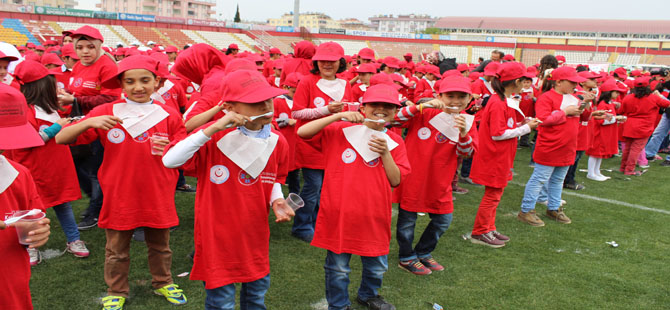 2 BİN 500 ÇOCUKLA DİŞ FIRÇALAMA REKORU KIRILDI