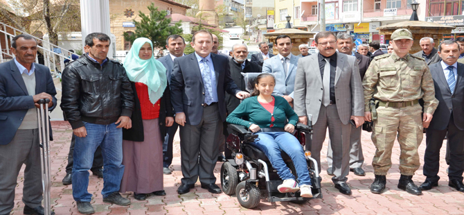 ENGELLİ ÖĞRENCİYE 23 NİSAN HEDİYESİ