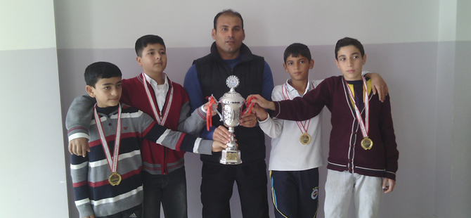 BADMİNTON ŞAMPİYONU DENİZ BİTMİŞ ORTAOKULU