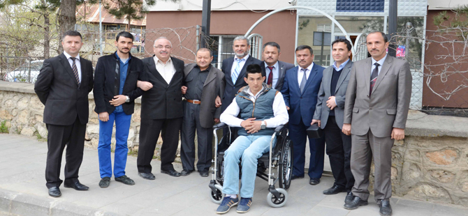 ENGELLİ VATANDAŞA ESNAFTAN TEKERLEKLİ SANDALYE