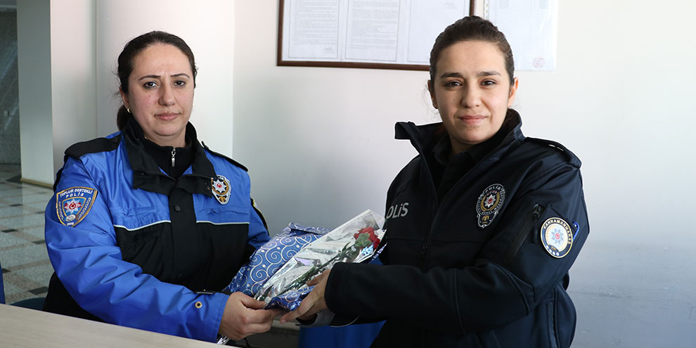 Kadın polislere meslektaşlarından sürpriz