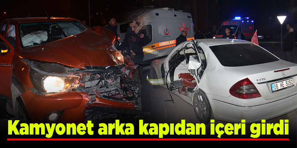 Kamyonet ile otomobil çarpıştı: 4 yaralı