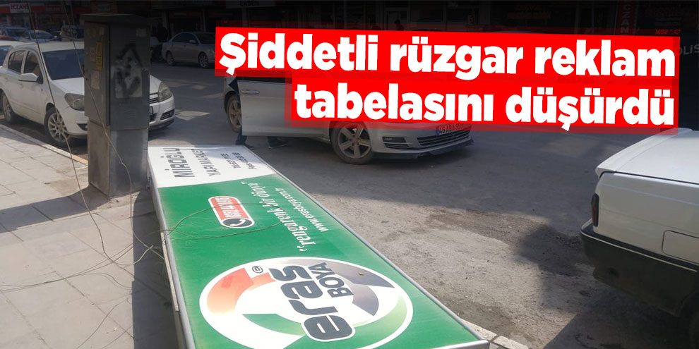Şiddetli rüzgar reklam tabelasını düşürdü