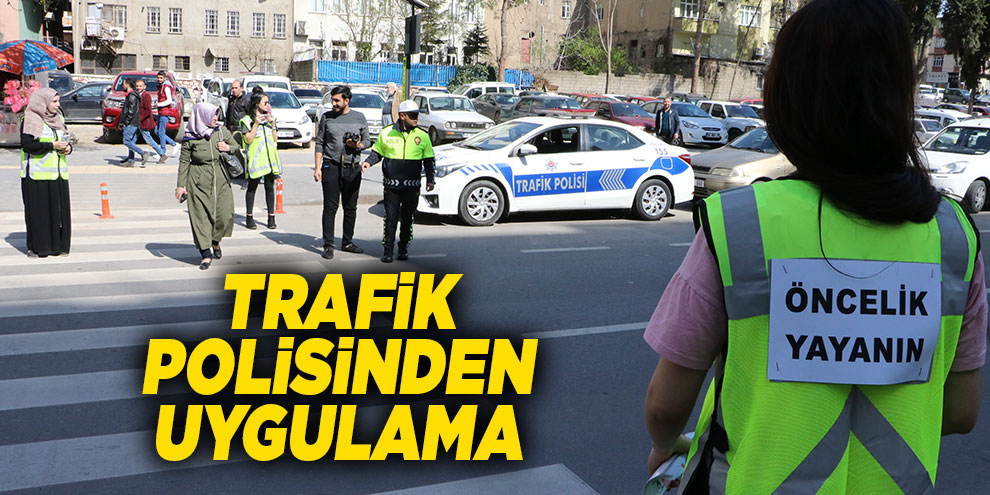 Trafik polislerinden yaya geçidi uygulaması