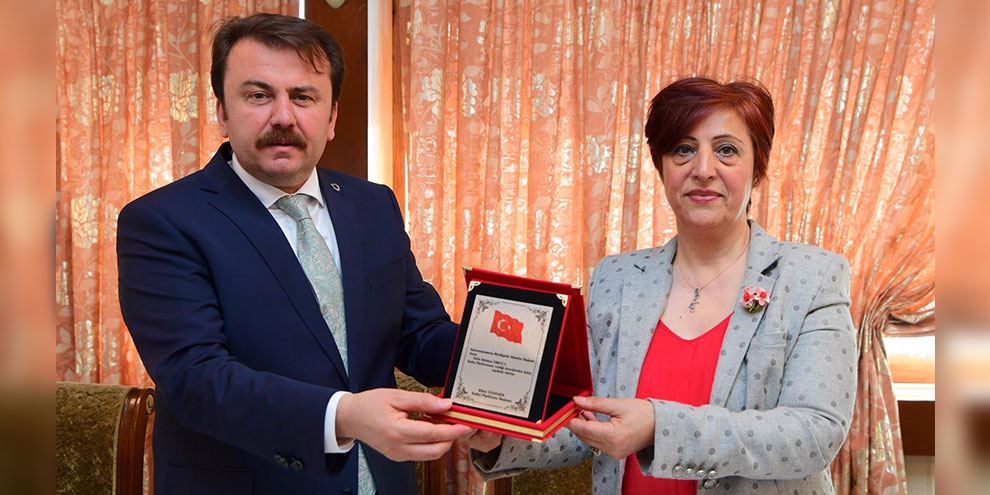 Kadınlardan Başkan Erkoç’a teşekkür plaketi