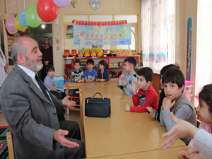 MÜFTÜ GÜNAYDAN ÇOCUKLARA KUTLU DOĞUM ZİYARETİ