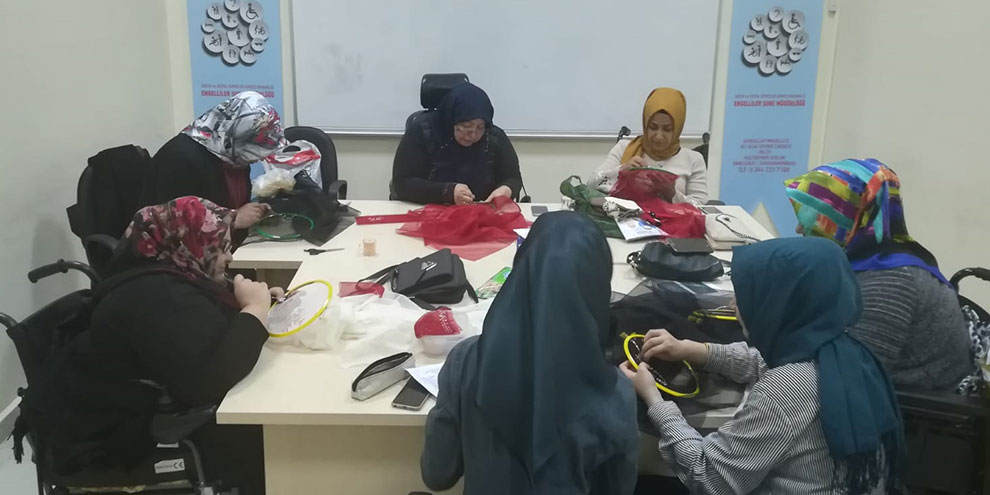 Büyükşehir’den bedensel engelli bayanlara tel kırma kursu